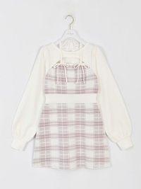お母さんは夏服の半袖ワンピスを着ていますが、中年の女装は派手