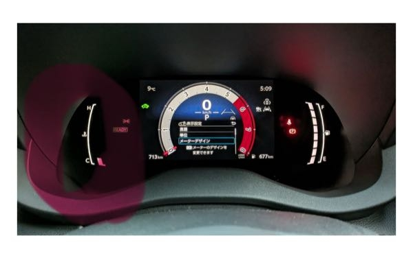 ヤリスクロスのタコメーター左側は何を指せしているのでしょうか？ ガソリン以外に入れないといけないものがあるのでしょうか？