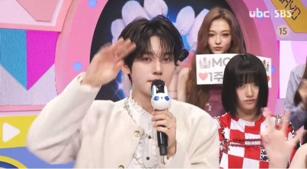 K-POPに詳しい方教えて頂きたいです。こちらの写真の、写真右側の赤い服を着た黒髪の女の子はなんという名前でしょうか？