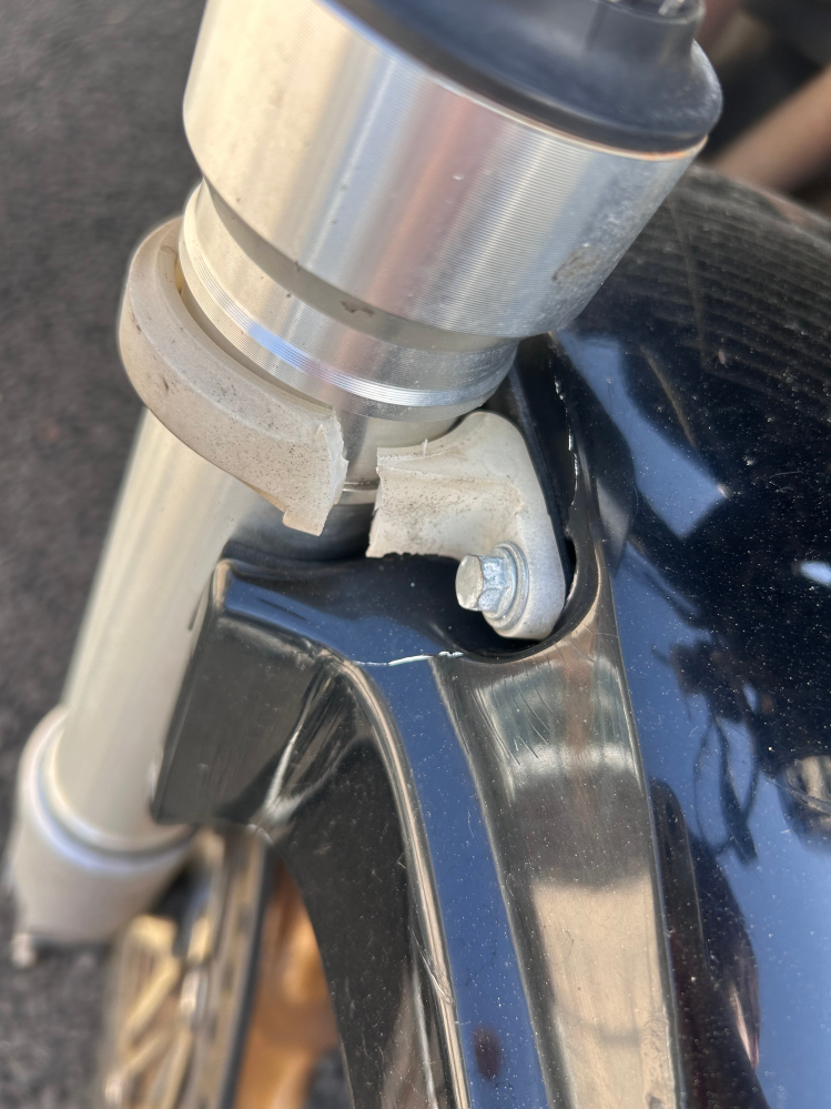 バイクの部品について質問です。 事故ってしまって写真のパーツが破損してしまったのですが、パーツの名称とどこで買えるかなど教えて欲しいです。 車種はcb400sf nc39です