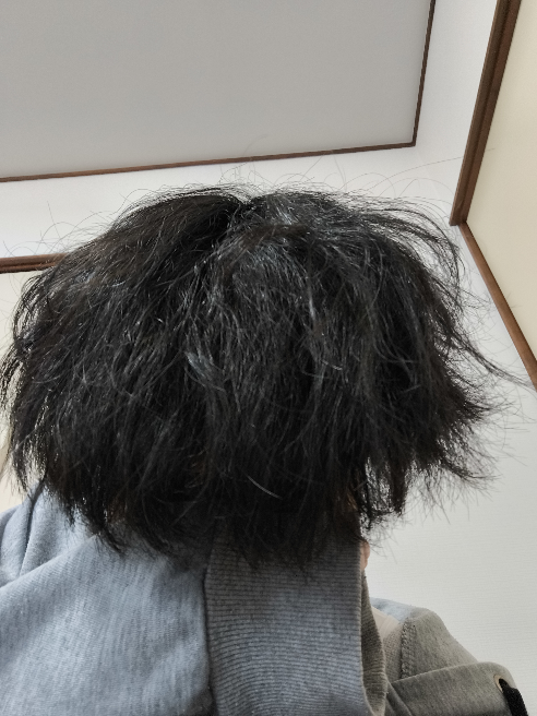 大至急！！ 髪を切りたいのですが、美容室に行く時ワックスでセットした方がいいですか？ノーセットの方が良いですかね。 ノーセットこんな感じです