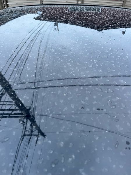 いつも洗車した後雨降るとこのように水か砂？で汚くなるのですがなにか予防策があれば教えて欲しいです。 できれば市販で売っているもので自分でできれば嬉しいです。