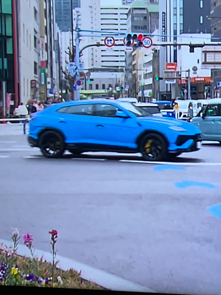 テレビに映ったこの青い車の車種教えて下さい