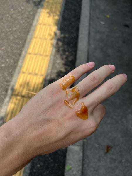 団子食ってたら手にみたらしが付きました。舐めるべきですか