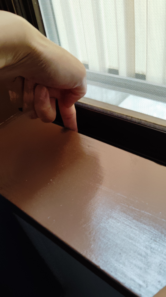 窓用エアコンについて質問です。窓枠よりも2、3cmほど下がっ 