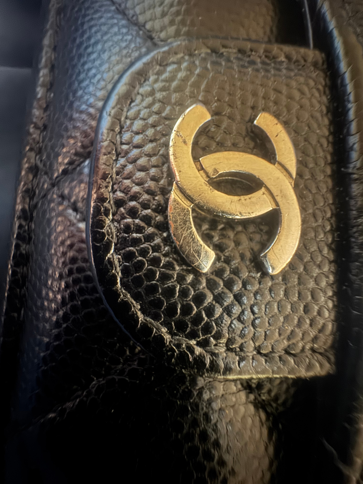 CHANELのキャビアスキンのお財布のロゴマーク？が1年経たずで傷がついてしまいました。 もう一度輝かせてあげたいのですが紙やすりで擦っても大丈夫でしょうか？ 素材はシルバーです