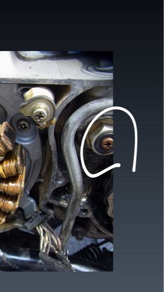 sr400についてです。 写真印部の部品名、またはパーツ番号わかりますでしょうか？？左側ステーターコイル右側のプラスビスの所です。 少しオイルが漏れてきているようで、、、 分かる方お願い致します。