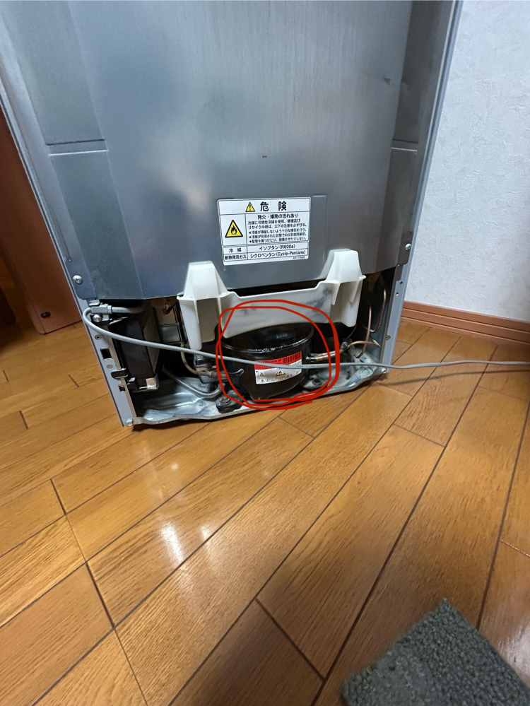 National nr-b142jという型の冷蔵庫の裏に、高温注意と書かれた黒いなんかの装置があるんですが、火傷するくらい熱いんです。 冷蔵庫としての機能は問題無いですが、これだけ熱いと故障気味なのでしょうか？ ホコリは拭きとりました。 ご回答よろしくお願い致します。m(_ _)m