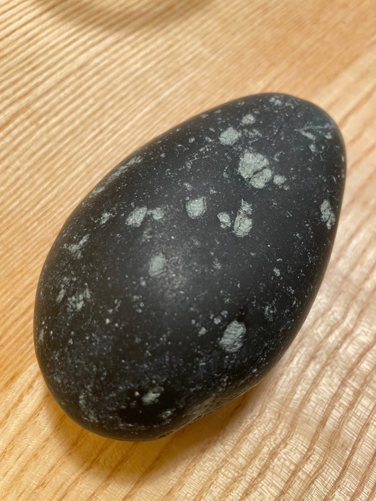 石に詳しい方にお聞きしたいです。 いつも石の質問ばかりですみません。 先日海岸に遊びに行った際に、子どもがいつの間にか拾って持っていました。 結構重量感があるのですが、黒くてスベスベしていて初めて見るタイプの石です。 もし種類などわかる方がいたら教えていただきたいです。 よろしくお願いいたします。