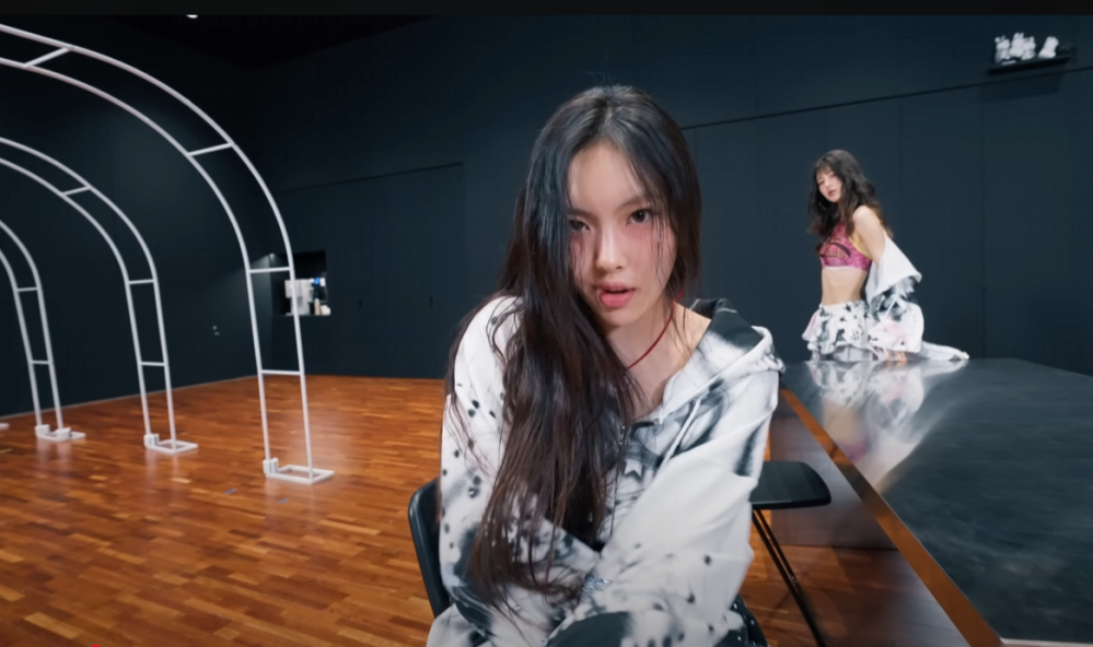 いつも気になっていたのですが、NEWJEANSがダンスの練習とかで この場所がよく登場しますよね？ これはHYBEの本社ビルの中にこういう施設があるのでしょうか？ わかる方いましたら教えてください。