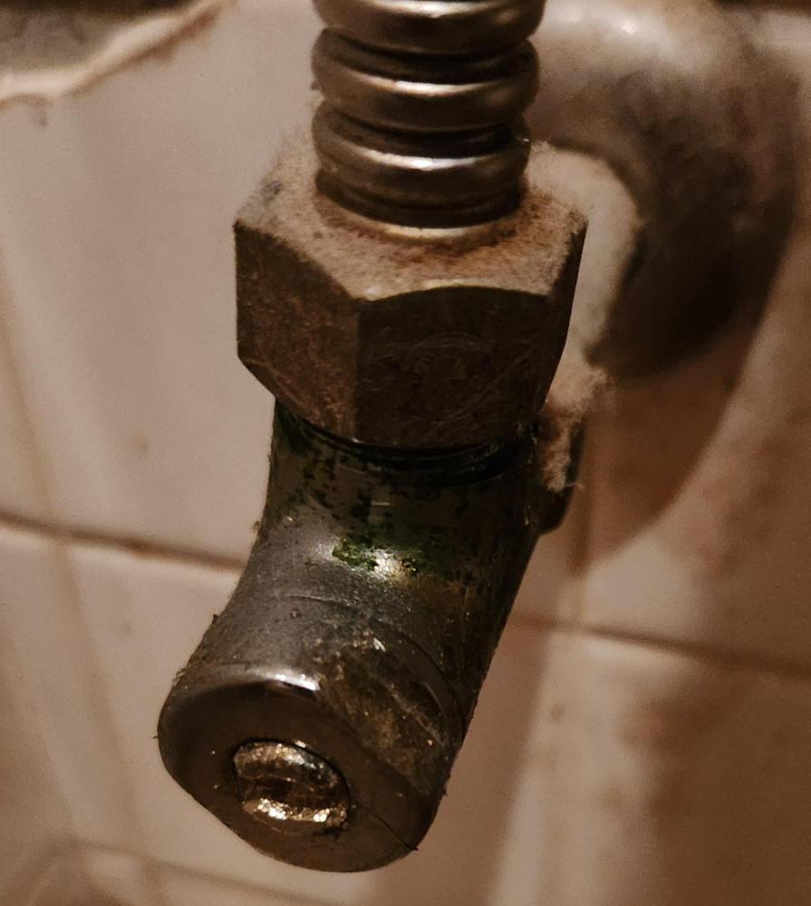 トイレ止水栓の交換について 現在、数十年前の古いINAX社製品を使用しており止水栓部分をドライバー式からハンドルへ取り替える予定です。 ネット上の情報ですとINAX社の内ネジ式止水栓はハンドルへの交換ができず本体交換になると記載があったのですが、こちらの止水栓は内ネジ式に該当しますでしょうか？ 少し凸形状になっており、ハンドルへの変更可能ではないかと思っているのですが、INAX社製は全商品共通で内ネジ式なのでしょうか？ 宜しくお願いいたします。