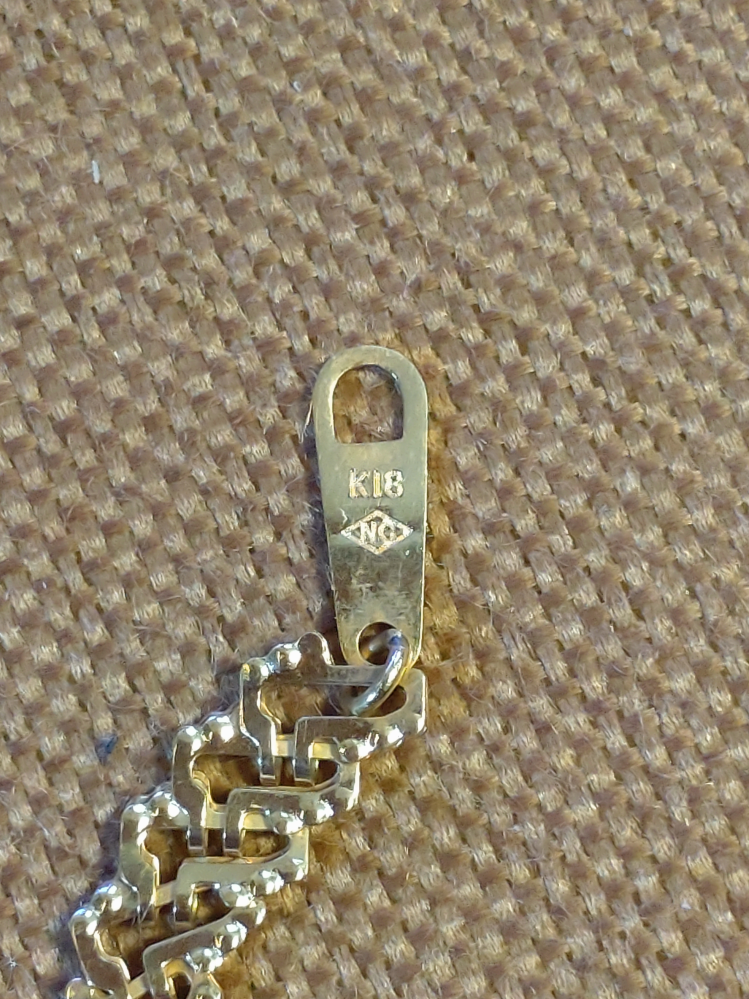 ブレスレットの刻印について質問ですK18の下に何か刻印がありますこの