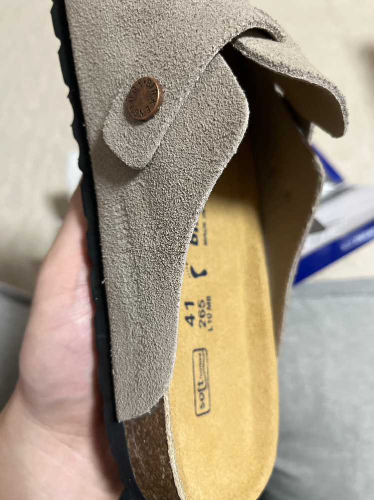 メルカリで偽物か怪しいので皆様に質問です。 ビルケンストックのボストンサンダルをメルカリで購入しました。公式サイトと見比べた際にインソールの形状や写真に載せている丸の金具の文字配列、ロゴが本物より薄いです。 画像を載せるので、有識者の方よろしければご回答お願いします。