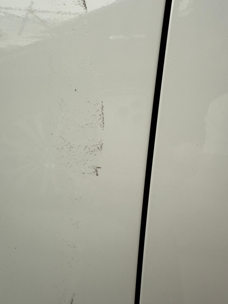 車の傷汚れについて質問です。左前側タイヤ付近に画像のような傷 