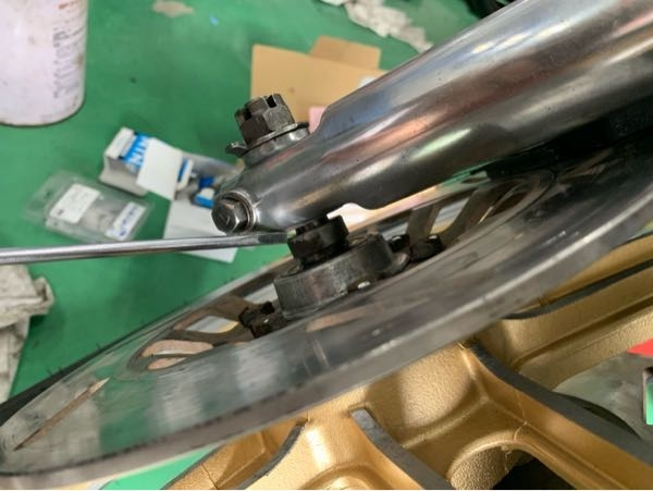 現在、xj550（4V8）にxj400のホイールの取り付けを - Yahoo!知恵袋