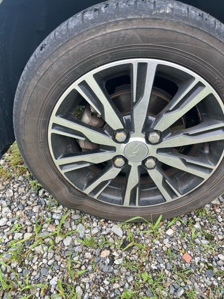 大至急朝に縁石に激突しました - 60キロくらいでてて、車確... - Yahoo 