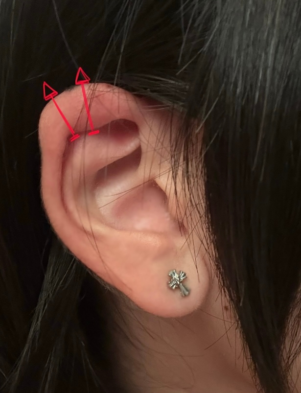 透明ピアスって真ん中にある穴に他のピアスを差し込むことってで