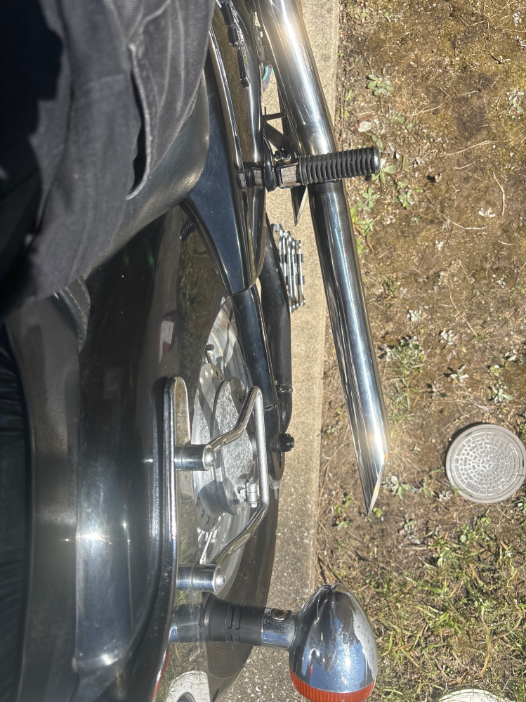 スラッシュカットマフラーなんですが、こんなに外にひらいてる