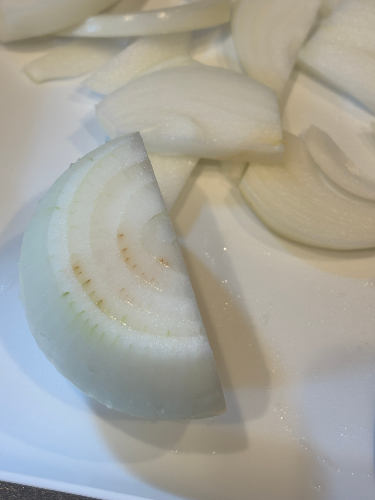 たまねぎの変色について 切ってみたら点々と茶色くなっていました これは食べても問題ありませんか？