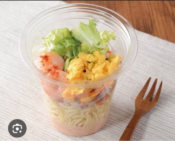 今日の午後2時頃、明日の朝ごはん(午前9時頃)に食べようと思って、ローソンで 振って美味しいパスタサラダというのを買ったのですが、消費期限が明日の午前5時になっていました汗 帰りに買い物に寄ったので、車の中に常温で30分ぐらい置いてしまってます。 食べても大丈夫なのでしょうか？汗