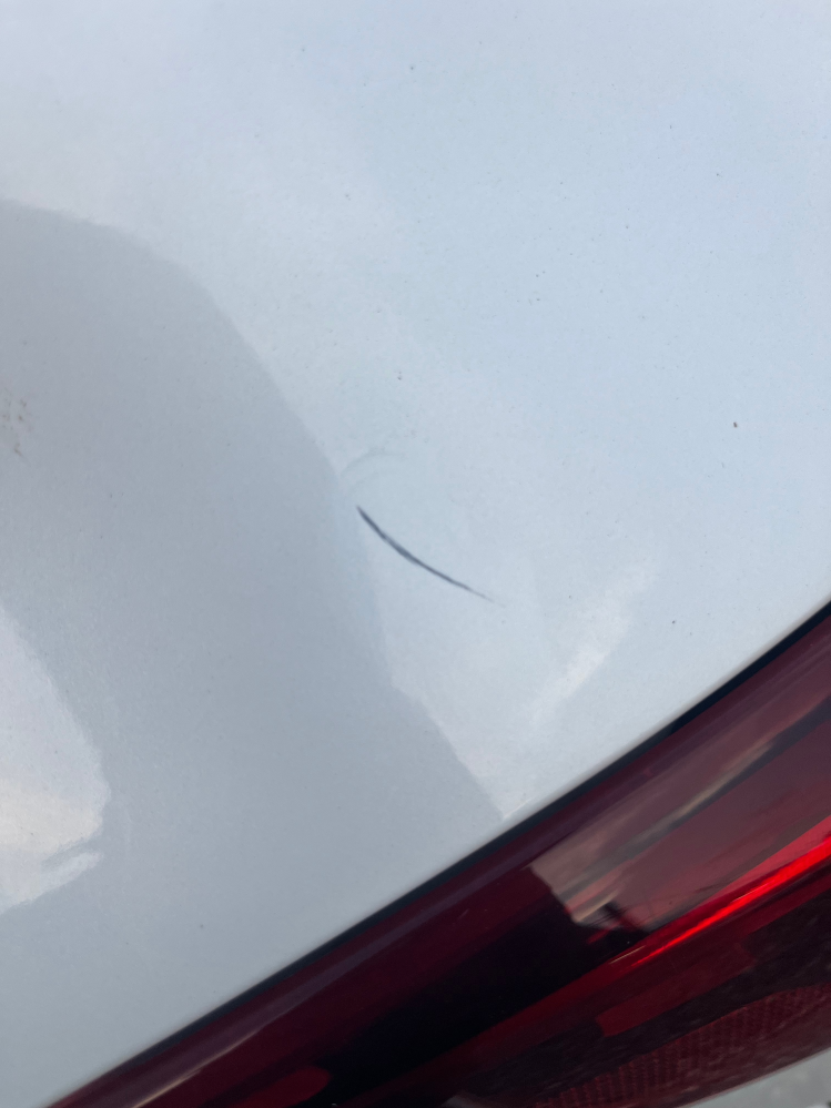 ぶつけてないのに車の後ろ側に傷がついてました。ぶつけて気づかない