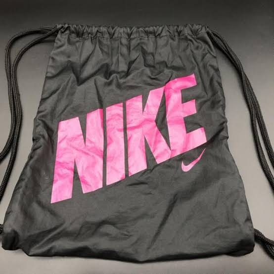 NIKEのピンクのナップサックが欲しいのですが、メルカリなど調べても全