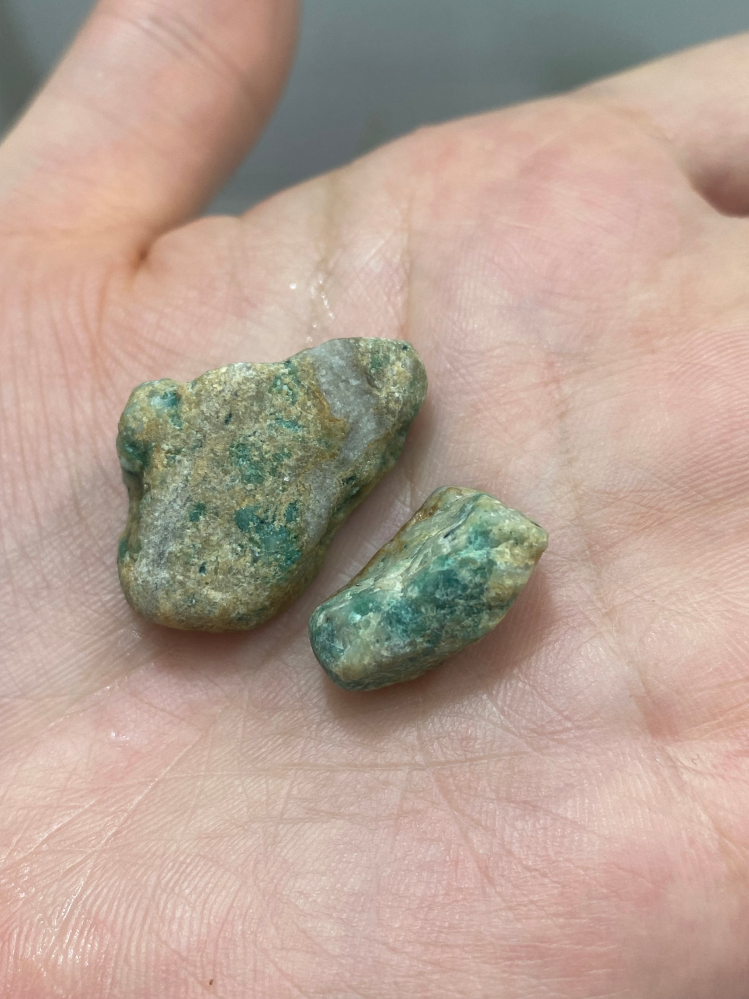 河原で拾った石について質問です。子供がとても綺麗な緑色の石を