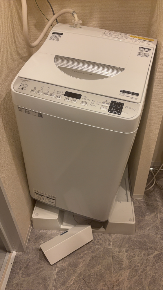 月曜日にも聞いたばかりなのですが、洗濯機が台から落ちます。一 