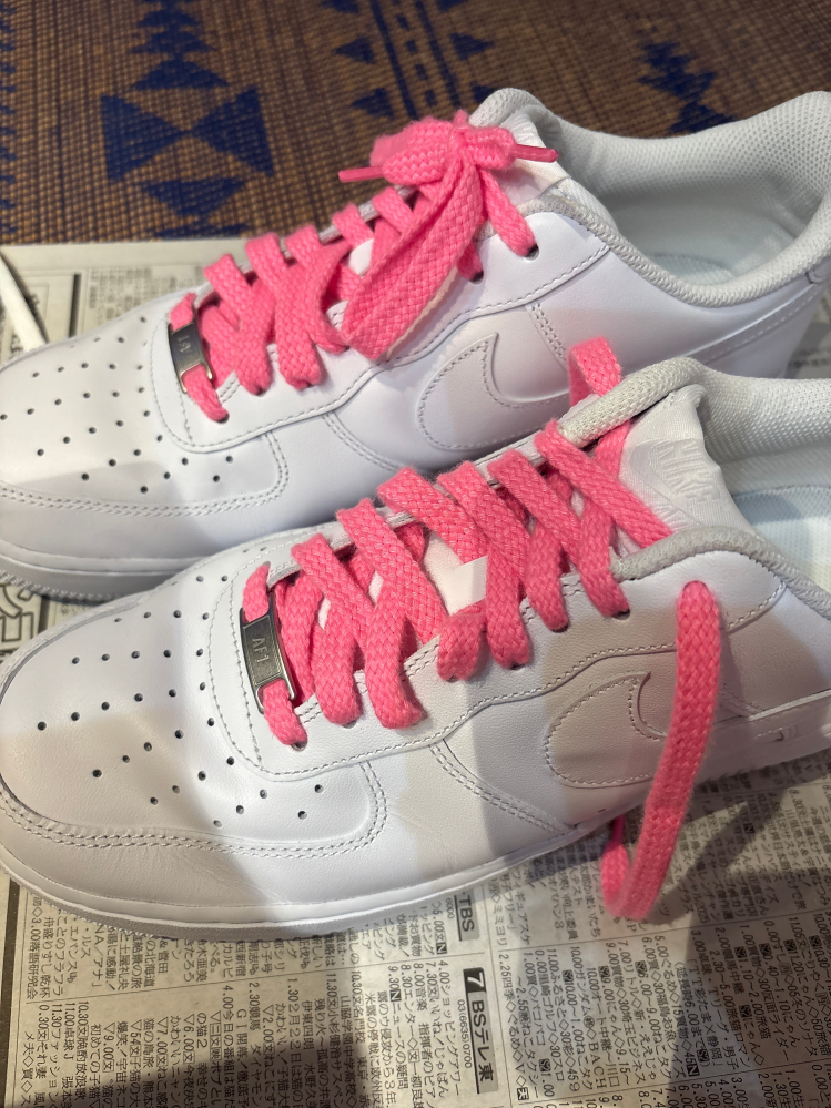 男がNIKEのエアフォース1のシューレースをピンクにして履いていたらダ