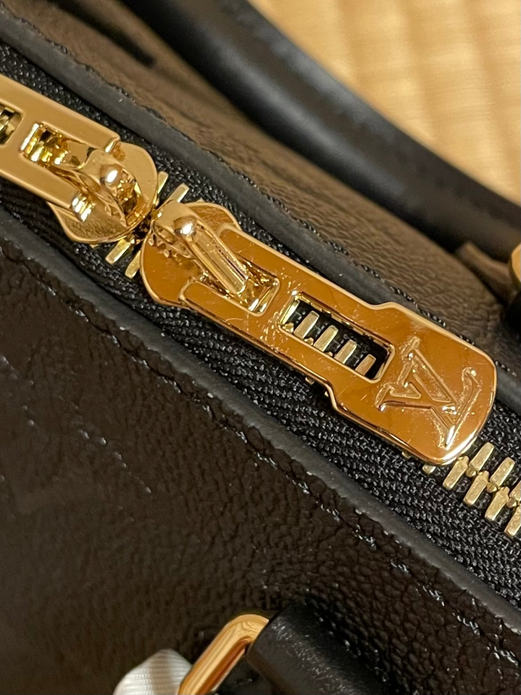 ルイヴィトン金具のキズについて先日店舗にて鞄を購入後自宅で購入品を