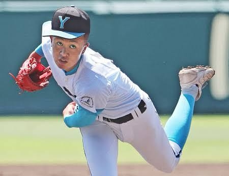 山梨学院のピッチャーの帽子の被り方が許せない・・・のは私だけ