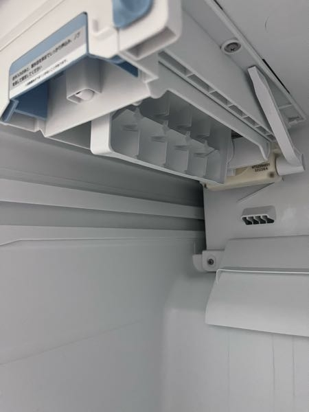 至急冷蔵庫が氷を作れなくなり見たところ写真のようになってて奥