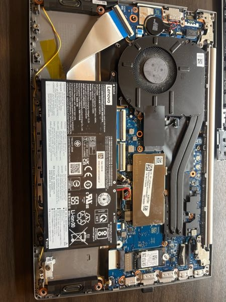 メモリ増設しようと思って裏を開けました。これって増設するスペ 