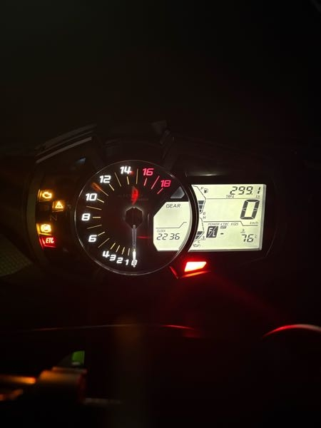 2021年式のzx6rに乗っています。走行中左上の2種類の警告灯が表示