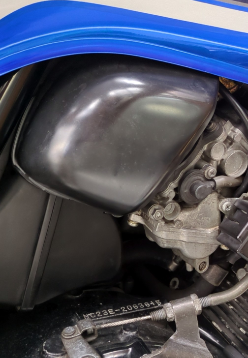 cb400sfnc39です。昨日からこのあたりからガソリン臭がします