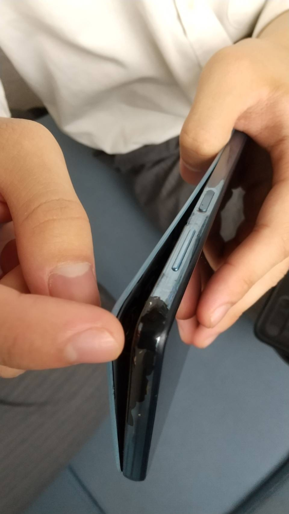 4年半使っているスマホですが、接着剤？が弱くなってきて裏の部 