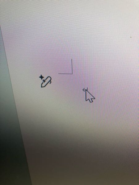 オフィス365のWordについてになります。 オフィス365を使っていてWordを使っているのですが、文字を入力してバックスペースで文字を消す作業をすると最後の１文字がきえません。 スペースキーを押すと消える⁇ような感じですが普通にバックスペースで消したいです。 あと画面の方にペンに星のようなマーク2個ついてるのが出てますが何でしょうか？ マークは添付しておきます。 そのマークとバックスペースで最後の１文字が消せないのが関係しているのでしょうか？ 教えていただきたいです。よろしくお願いします。