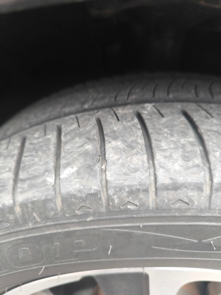車のタイヤの残り溝5mmって、交換時期ですか？あと、何キロくらい走れ