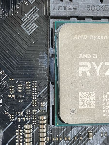 CPUグリスのはみ出しによってマザーボードがショートし、電源 
