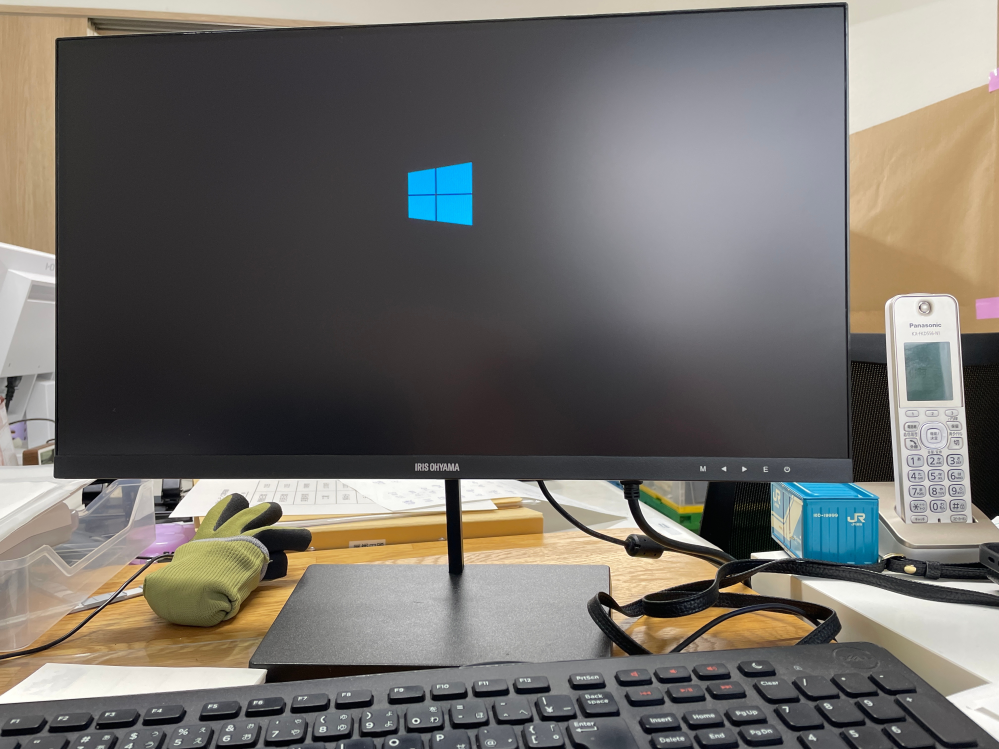 Windowsのパソコンです。 起動したらWindowsマークのまま数時間経ってしまいました。 改善する方法はありますか？