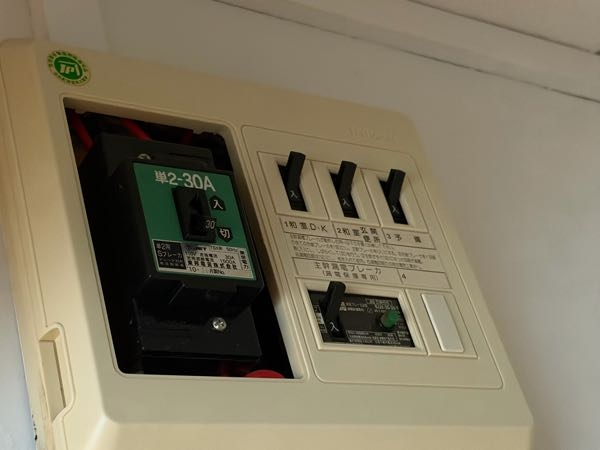 古い県営団地に引っ越します。これは200Vのエアコンが対応してるかわか 