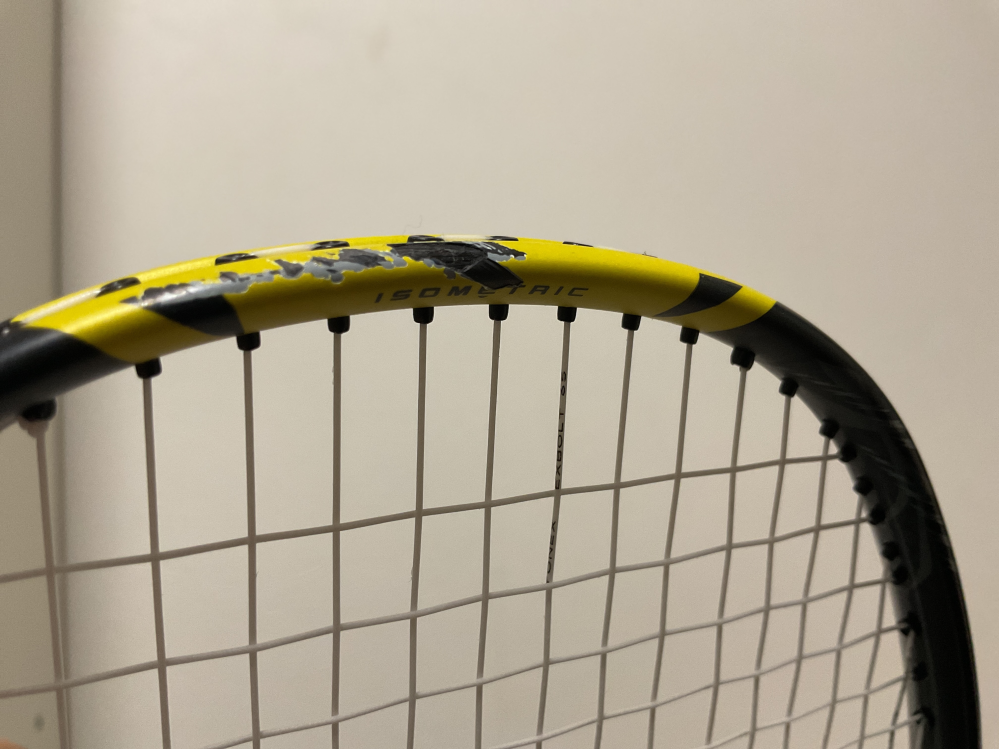 ガットが切れてます バドミントンのガットについてです - 最近ガットがよく切れます