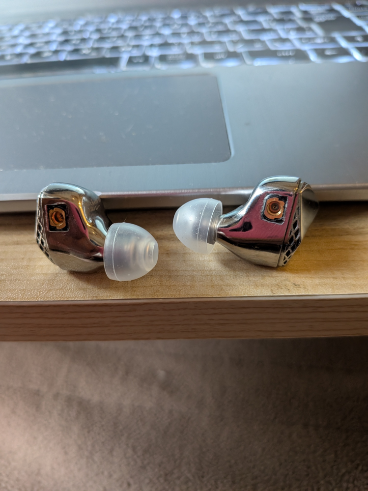 イヤホンの右左わかる人教えてください。 Unique Melodyのmacbeth Tiです。 外したのはいいのですが個体に赤など色ついてないしR Lもついてないのでわからなくなりました。よろしくお願いいたします。