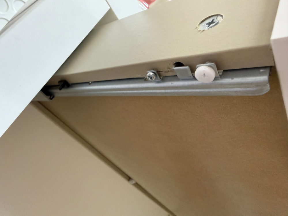 大至急！IKEAのドレッサーを購入しました。下の板？が外れてしまったの 