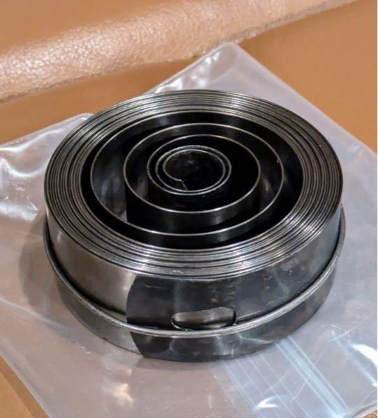 振り子時計や蓄音機のゼンマイを新品で購入したら、このように針金で