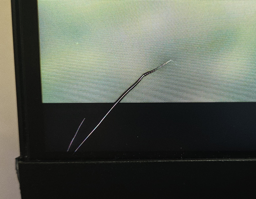 ゲーミングモニターに衝撃を与えてしまい、画面は割れてないですが