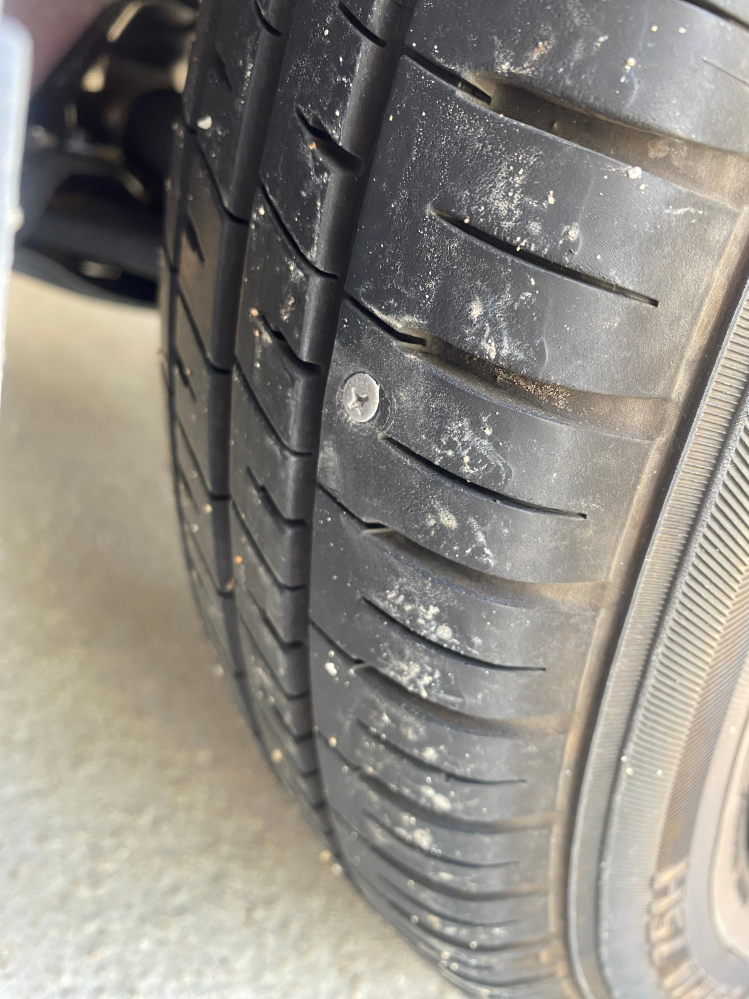 車のタイヤに釘がささってました。 - オートバックスに持って行き外側 