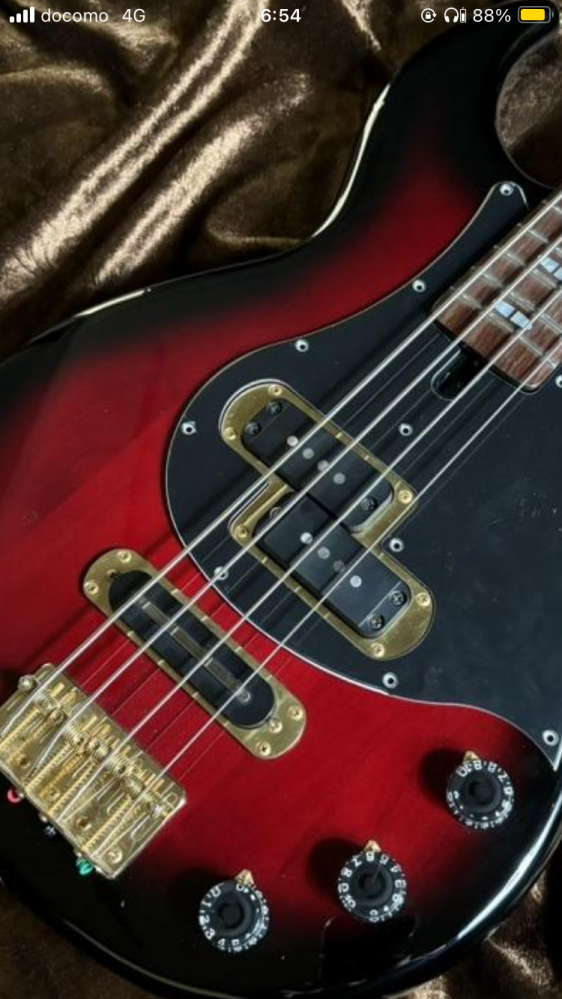 YAMAHAのベースでピックアップあたりにこういう金属が付いてるベース