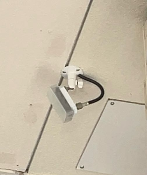 画像の、天井設置されているものは防犯カメラの一種でしょうか？ 大きめの講義教室に列をなして10台近く設置されていました。また、どれも向きは同じでした。
