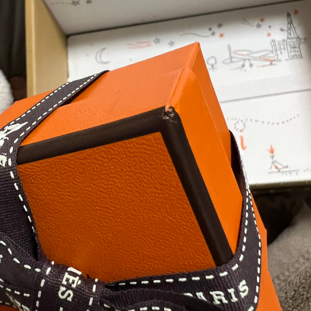 HERMESのオレンジボックスの作りはみんなある程度雑ですか？ - ギ